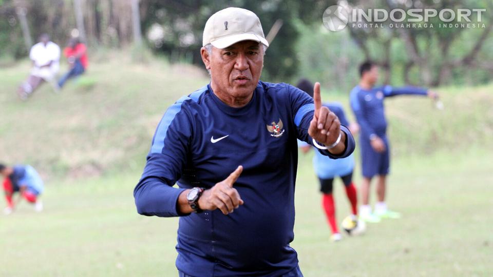 Rudy Ketljes saat memberikan instruksi latihan.